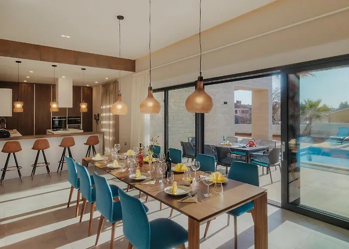 Lena Lux Σπίτι διακοπών Πούλα