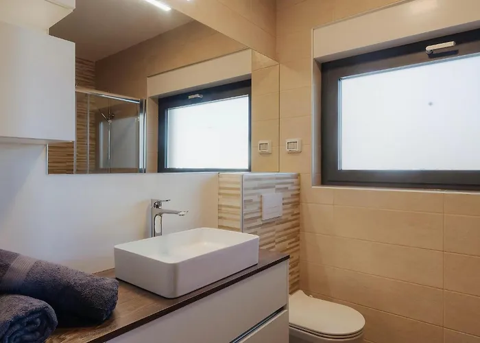 Lena Lux Σπίτι διακοπών Πούλα