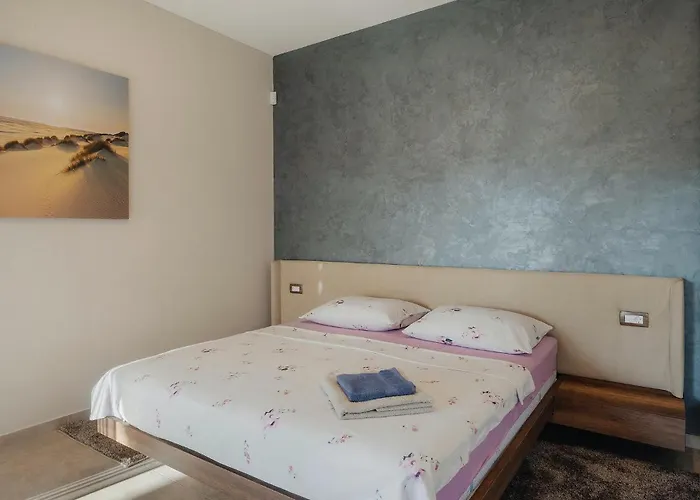 Lena Lux Σπίτι διακοπών Πούλα